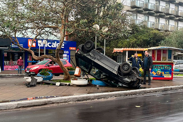 Carro capota após acidente no centro de Tramandaí