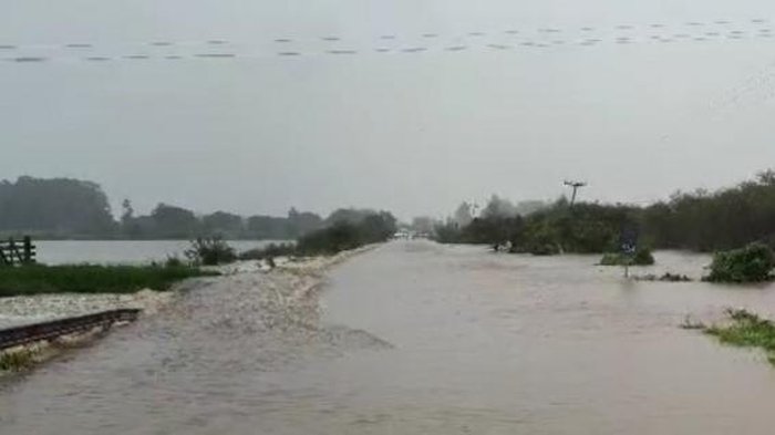 Clima – Santo Antônio da Patrulha Açude transborda e bloqueia trecho da RS-030 