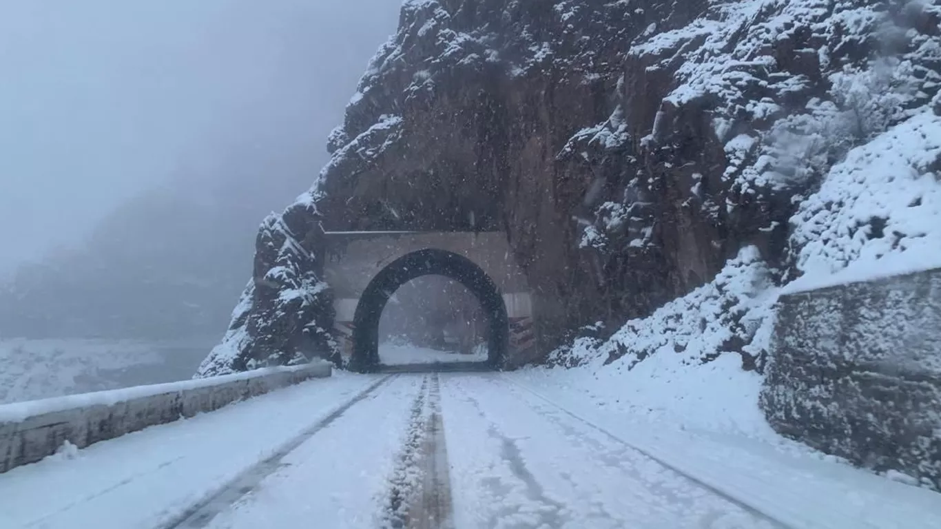 Clima – Avanço do ar frio traz forte neve nos andes da Argentina e do Chile