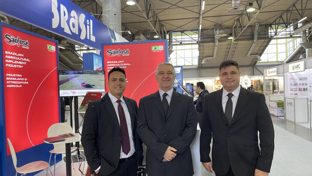 Daniel Ribeiro Coordenador de Marketing, Mauro Carniti Cônsul Geral do Brasil na Itália e Juares Martini Gerente de Exportação da São José Industrial