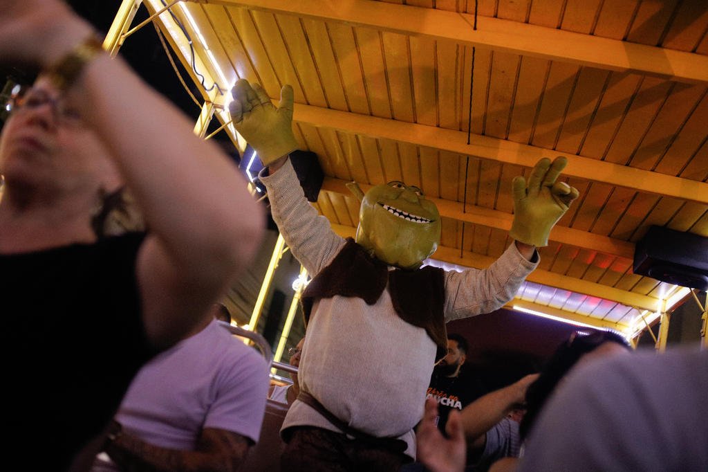 Vaca de tênis, Shrek de pantufa e Homem-Aranha dançarino animam os passeios  noturnos do Dindinho em Torres – TV Nativoos