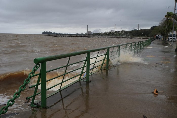 Com ruas e casas inundadas, Porto Alegre e Região Metropolitana estão em  alerta diante de mais chuva e nova formação de ciclone