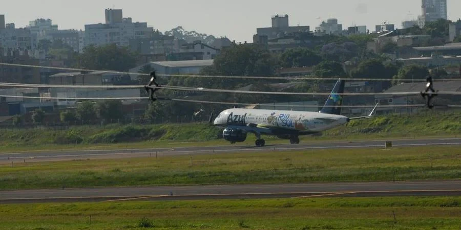 Aeroporto Salgado Filho em Porto Alegre recebe primeiro voo comercial após a enchente