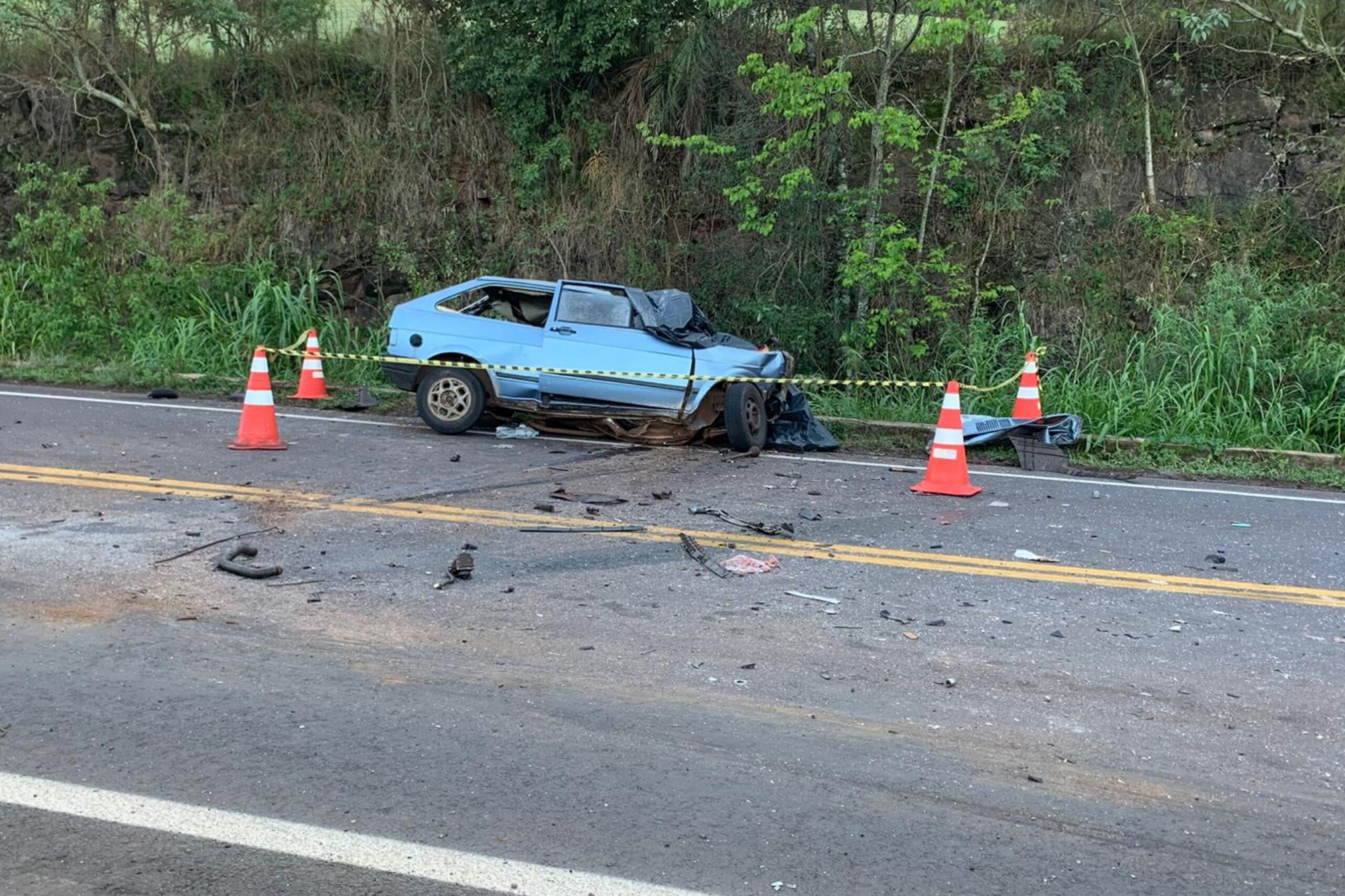 Acidentes do final de semana no RS – Duas pessoas morrem em colisão contra guard-rail na Freeway, em Gravataí