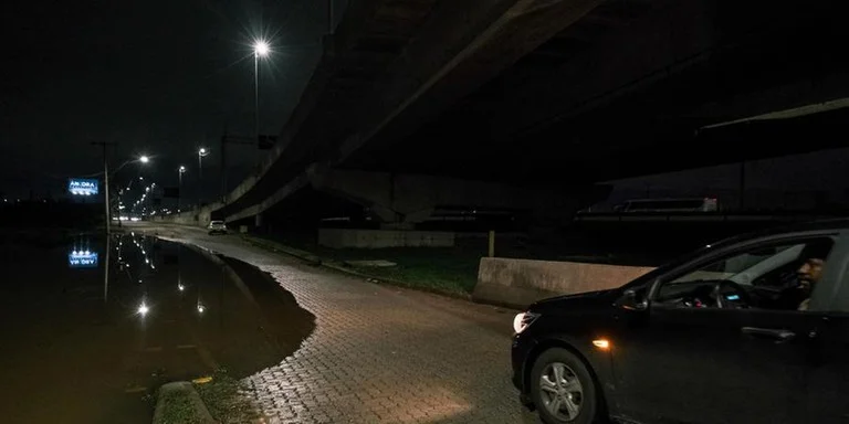 Clima – Chuva volta preocupar os Porto-Alegrenses, águas do Guaíba invadem via em Porto Alegre