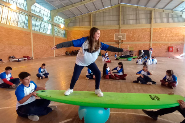 Projeto Resgate o Surfe no Sul inicia nova edição em Torres com incentivo da Corsan