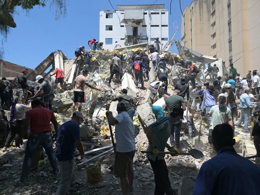 Prédios colapsados, carros e motos na contramão: Cali tem cenário de “fim do mundo” após terremoto na Colômbia